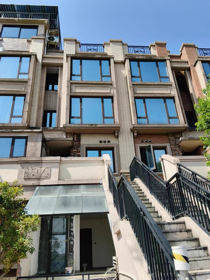 （8折 上疊 大露臺(tái)）盈峰翠邸法拍房四期62棟301室（帶車位）